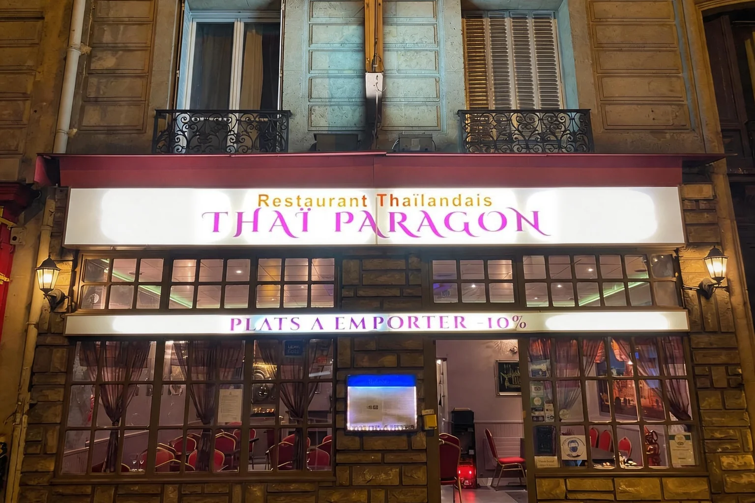 Thaï Paragon shopfront in the evening, illuminated sign and windows